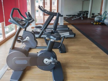 sabit bisiklet ve koşu bandı ekipman sağlık için spor salonu modern bir fitness merkezi salonunda vücut geliştirme egzersiz