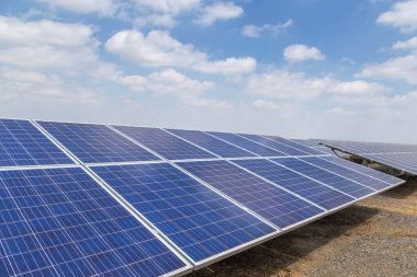 Güneş enerjisi istasyonundaki sıra sıra güneş panellerini veya fotovoltaikleri kapat alternatif olarak temiz yenilenebilir enerji verimliliği sürdürülebilir