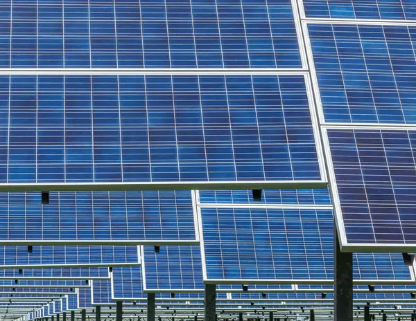 Güneş enerjisi istasyonundaki sıra sıra güneş panellerini veya fotovoltaikleri kapat alternatif olarak temiz yenilenebilir enerji verimliliği sürdürülebilir