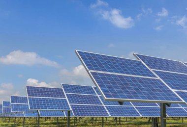 Güneş enerjisi istasyonundaki sıra sıra güneş panellerini veya fotovoltaikleri kapat alternatif olarak temiz yenilenebilir enerji verimliliği sürdürülebilir