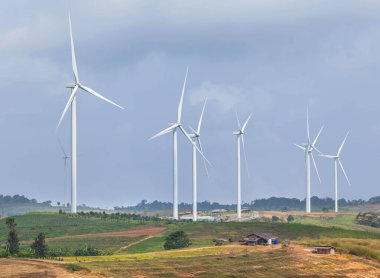 Mavi gökyüzündeki elektrik santralinde elektrik üreten rüzgar türbinleri, ekoloji kavramı. 