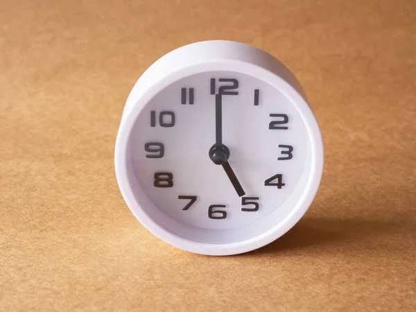 Close White Clock Shows Time Clock Office Brown Workplace Tabletop — Stockfoto
