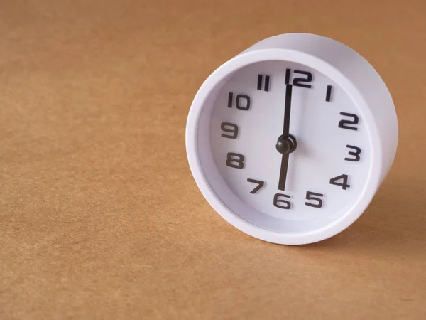 Kapatın Beyaz Saat Saat Yerinin Kahverengi Masasında Saat Gösteriyor Metnin — Stok fotoğraf