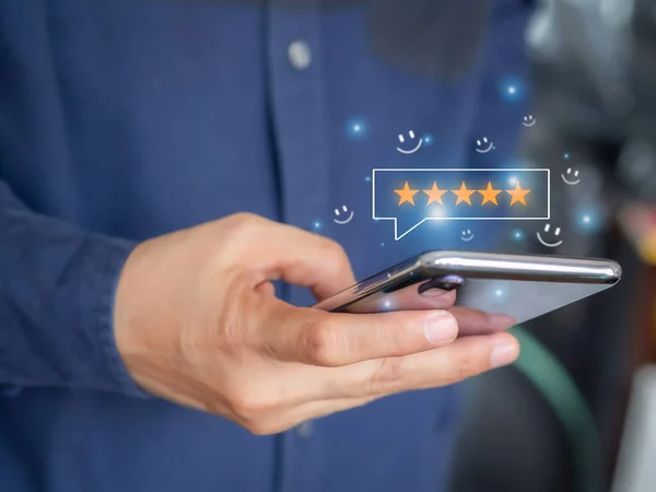 Müşteriler ürün ya da hizmetten memnuniyetlerinin derecesini akıllı telefondan beş yıldız ve bir gülen yüz ikonu göstererek gönderiyorlar. Müşteri değerlendirmesi memnuniyet geri bildirim anketi konsepti