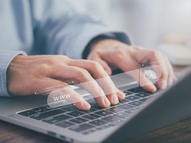 İş adamı dizüstü bilgisayarını kullanarak internet bilgilerini tarıyor ve ahşap masa üzerinde çalışıyor. veri çevrimiçi arama kavramı. Herhangi bir yerden çalış.
