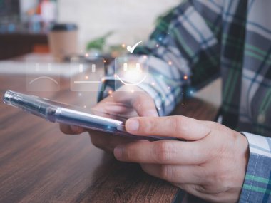 Müşteri hizmetleri değerlendirmesi, Deneyimler, Geribildirim ve Memnuniyet anketi konsepti. Cep telefonu kullanan kullanıcı, gülen yüz simgesi ve olumlu gözden geçirme içeren çevrimiçi tatmin anketleri gönderiyor