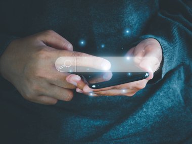 Akıllı telefonu kullanan insanlar internet veri veri çevrimiçi arama kavramına göz atıyorlar. İş, Teknoloji, İnternet ve ağ konsepti. İnternetten genel çevrimiçi bilgi araması.