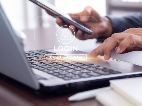 Концепция доступа к личным данным с проверкой пароля. Значок входа и пароль на экране ноутбука.