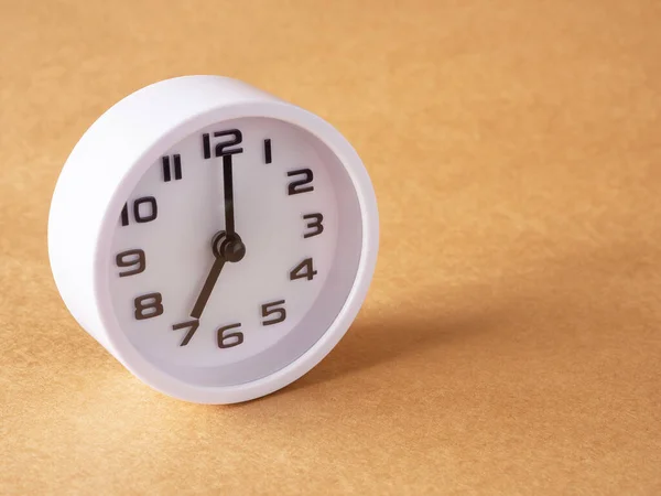 Hazırlanın Beyaz Saat Saat Yerinin Kahverengi Masasında Saat Gösteriyor Metnin — Stok fotoğraf