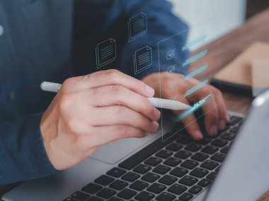 Çevrimiçi elektronik imza belgesi kavramı. Evdeki ofis masasında arayüz üzerinden belgeleri imzalayan bir işadamı