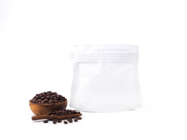 Vakum yalıtımlı plastik poşet, fermuar ve ahşap kase, beyaz arka planda izole edilmiş kavrulmuş kahve çekirdeği şablonu için kepçe. Kahve veya kuru tohum ürünleri için paket modeli