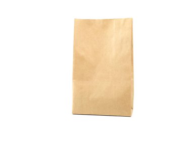 Beyaz arka planda izole edilmiş kahve çekirdeği şablonu için kahverengi el işi kese kağıdı paketi. Kahve veya kuru tohum ürünleri için paket modeli