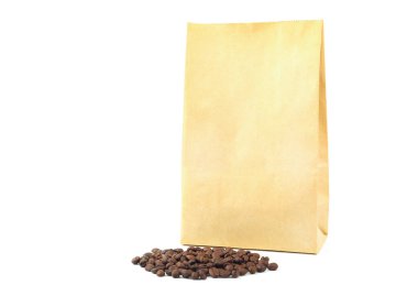 Kahverengi el işi kese kağıdı ambalajı ve kavrulmuş kahve çekirdeği şablonu için beyaz arka planda izole edilmiş tohum yığını. Kahve veya kuru tohum ürünleri için paket modeli.