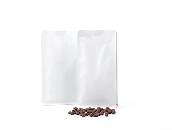 白い背景に隔離された焙煎コーヒー豆のテンプレートのためのジッパーと種の山を持つ2つの箔プラスチック製の紙袋包装 コーヒーやドライシード製品のためのパッケージモックアップ — ストック写真