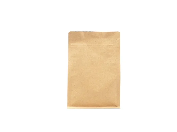 白を背景に隔離された焙煎コーヒー豆テンプレートのためのジッパー付きブラウンクラフト紙バッグパッケージ コーヒーやドライシード製品のためのパッケージモックアップ — ストック写真