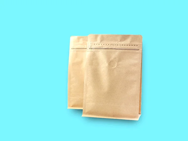 봉투에 밀봉되어 파란색 배경에 포장용 지퍼가 커피나 건포도 제품을 — 스톡 사진