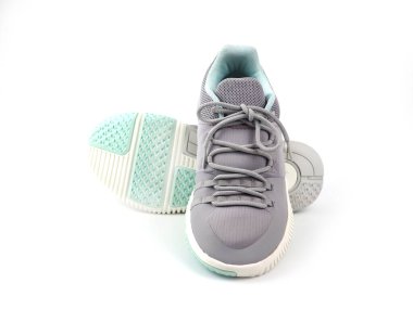 Beyaz arka planda izole edilmiş yeni gri ışıklı yeşil spor ayakkabılar. Unisex spor ayakkabıları, moda tarzı spor ayakkabıları, spor ayakkabısı tasarımı için model, logo, spor ürünleri.. 