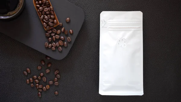Mock Gebrande Koffiebonen Witte Plastic Ritszak Beker Zwart Tafelleer Verpakkingssjabloon — Stockfoto