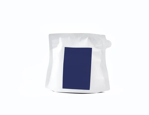 白い背景に隔離されたジッパーと濃い青のラベルを持つプラスチック製の白い紙のバッグ包装を箔 コーヒーやドライシード製品のためのパッケージモックアップ — ストック写真