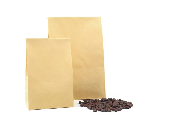 Két Barna Kézműves Papírzacskó Csomagolása Egy Halom Mag Pörkölt Kávébab — Stock Fotó
