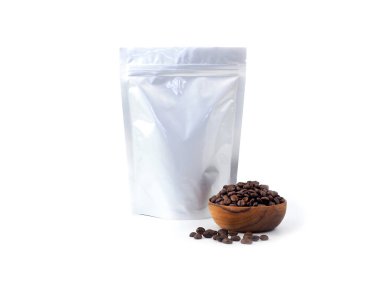 Beyaz arka planda izole edilmiş kavrulmuş kahve çekirdekleri şablonu için fermuarlı plastik poşet ve ahşap kâse. Kahve veya kuru tohum ürünleri için paket modeli