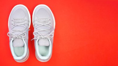 Kırmızı arka planda izole edilmiş yeni gri ışıklı yeşil spor ayakkabılar. Unisex spor ayakkabıları, moda tarzı spor ayakkabıları, spor ayakkabısı tasarımı için model, logo, spor ürünleri..