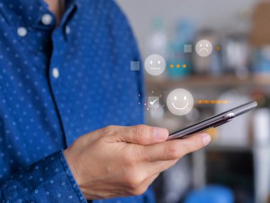 Kullanıcı, akıllı telefondan 5 yıldızlı değerlendirme ve reyting gönderiyor. Müşteri değerlendirmesi, geri bildirim memnuniyeti anketi konsepti. Müşteri hizmetleri en iyi iş derecelendirme deneyimi.
