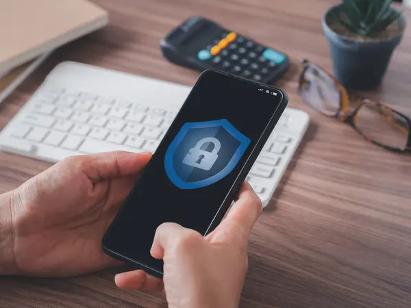 Kişisel bilgi güvenliği kavramı. Gizlilik oturumundan önce kullanıcı akıllı telefon ekranı kimlik doğrulamasına kalkan simgesi ve asma kilidi. Kişisel bilgi ve veri koruma güvenliği