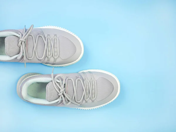 Sepatu Hijau New Grey Light Diisolasi Dengan Latar Belakang Biru — Stok Foto