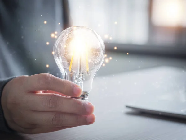 Nieuwe Creatieve Ideeën Inspiratie Hand Holding Lamp Vertegenwoordigt Creativiteit Uitvinding Stockfoto