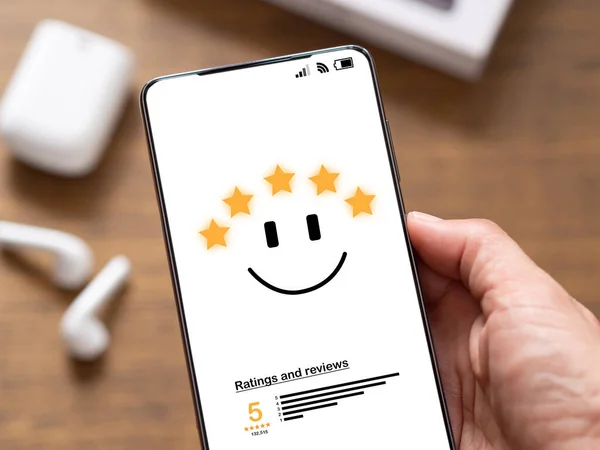 Klienci Korzystający Smartfona Wysyłania Ankiet Satysfakcji Ikoną Uśmiechniętej Twarzy Gwiazdek Obrazek Stockowy