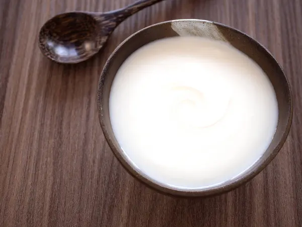 Yogurt Greco Fatto Casa Panna Acida Vecchia Ciotola Argilla Con — Foto Stock