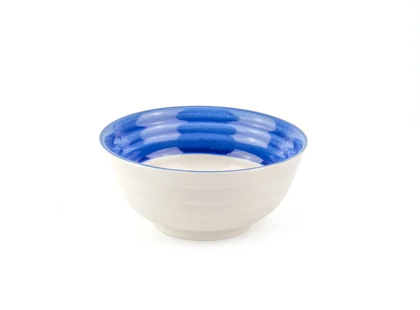 白い背景に隔離された青い縁が付いているフロントビューの空白の陶磁器のボール 家かレストラン 食糧設計のための使用 キッチンアクセサリー — ストック写真