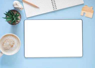 Boş tablet ve kahve fincanı, kaktüs, mavi işyerinde nooteboo. Üst manzara, fotokopi alanı olan düz bir yer. İş ve eğitim şablonu