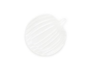 Üst manzara, boş beyaz yapraklar beyaz arkaplanda izole edilmiş seramik plaka şekli. Ev ya da restoran, yemek tasarımı. Mutfak aksesuarı. 