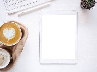 Boş ekranlı tablet, ve kahve fincanı, beyaz ahşap işyerindeki klavye. Ürün, metin ve tasarım reklamları için alanı kopyalayın. İş ve eğitim kavramı. Üst manzara, düz uzanma