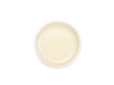 Üst manzara, beyaz arka planda izole edilmiş boş bej yuvarlak seramik plaka. Ev ya da restoran, yemek tasarımı. Mutfak aksesuarı.