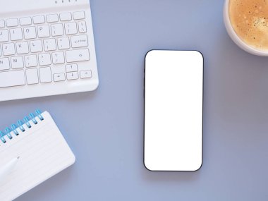 Düz konum, kompozisyon siyah boş ekran akıllı telefon kahve fincanı ve klavyesi açık mor arkaplan üzerine not defteri. İnternet alışverişi, blog, logo, ürün ve sosyal medya kavramları.  