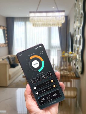 Uygulama, oda kolaylığını kolaylaştırmak için cep telefonu gösterge panelindeki çeşitli işlevleri kontrol eder. Akıllı ev teknolojisi konsepti. Akıllı uzaktan kumanda teknolojisi