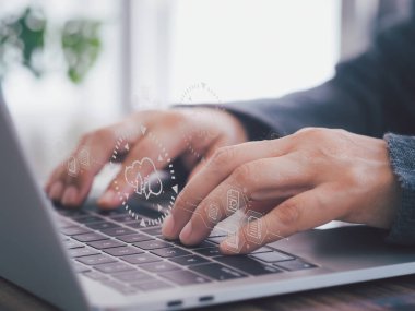 Dizüstü bilgisayarlı klavye yöneticisi Doküman Yönetim Sistemi (DMS) için sanal ekran simgeleri gösterir. Evde çalışıyor, çevrimiçi belge veritabanını arıyor ve yönetiyor. İnternet teknolojisi kavramı.