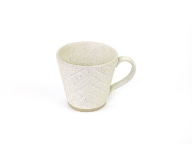 Yan görünüş, beyaz arka planda nokta izole edilmiş boş bej bardak. Noktalı seramik bardak maketi ve tasarım için şablonu olan boş bej bardak, afiş. Ev ya da restoran için kullan