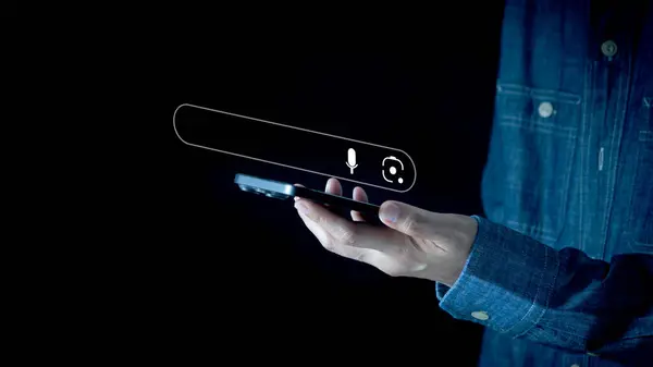 Akıllı telefonu kullanan insanlar internet veri veri çevrimiçi arama kavramına göz atıyorlar. İş, Teknoloji, İnternet ve ağ konsepti. İnternetten genel çevrimiçi bilgi araması