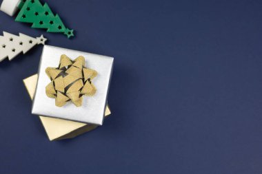 Doğum günün kutlu olsun, teşekkürler, tebrikler, yıldönümü, sevgililer günü. Koyu mavi arka planda altın fiyonklu gümüş hediye kutusunun üstünde.