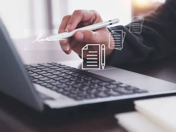 Çevrimiçi elektronik imza belgesi kavramı. İşadamı, evdeki ofis masasında stilus kalemle arayüz laptop ekranından belge imzalıyor. Kağıtsız ofis