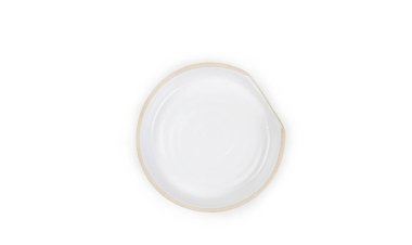 Üst manzara, beyaz arka planda izole edilmiş aperatifler için beyaz-kahverengi seramik yuvarlak ağızlı yuvarlak tabak. Tasarım ve afiş için model ve şablon. Ev ya da restoran için kullan
