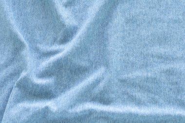 Sıcak, açık mavi tonda yumuşak, akan pamuk kumaştan yakın çekim. Metnin ve tasarımın için uzayı kopyala. Tekstil konsepti ve yumuşak fon, düz la