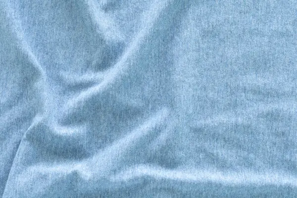 Sıcak, açık mavi tonda yumuşak, akan pamuk kumaştan yakın çekim. Metnin ve tasarımın için uzayı kopyala. Tekstil konsepti ve yumuşak fon, düz la