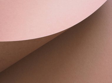 Yakın plan, yüksek açılı, birbiriyle örtüşen iki parça kağıttan oluşan, birbiriyle zıt tonları olan bir çekim. Metin, pankart, duvar kağıdı için kavram, şenlik.  