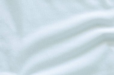 Tekstil konsepti ve yumuşak arkaplan, yumuşak, akışkan kumaşın sıcak beyaz tonda yakın plan görüntüsü sergilenir. Metnin ve tasarımın için boşluk kopyala