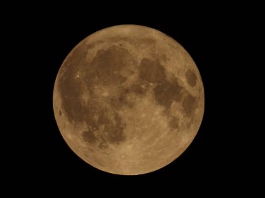 Gece gökyüzündeki ay